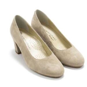 Eric Michael Kiera Suede Pumps 8 Taupe Low Heel‎ Quiet Luxury Career Wear
